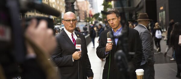 مذيع CNN كريس كومو وجيف غاليانو يتحدثان على الهواء أمام مبنى تايم وارنر حيث قام أفراد شرطة نيويورك بإزالة عبوة ناسفة - سبوتنيك عربي