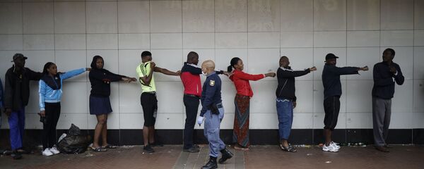 توضيح المسافة الضرورية للتباعد الاجتماعي، على خلفية انتشار فيروس كورونا في جنوب أفريقيا 28  مارس 2020 - سبوتنيك عربي