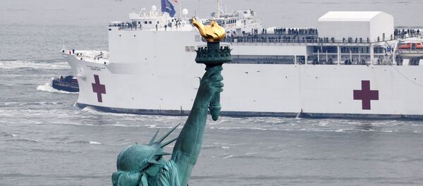 وصول مستشفى متنقل تابع للبحرية الأمريكية إلى نيويورك، لمساعدة الأطباء في مكافحة فيروس كورونا، الولايات المتحدة 30 مارس 2020 - سبوتنيك عربي