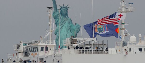 وصول مستشفى متنقل تابع للبحرية الأمريكية إلى نيويورك، لمساعدة الأطباء في مكافحة فيروس كورونا، الولايات المتحدة 30 مارس 2020 - سبوتنيك عربي