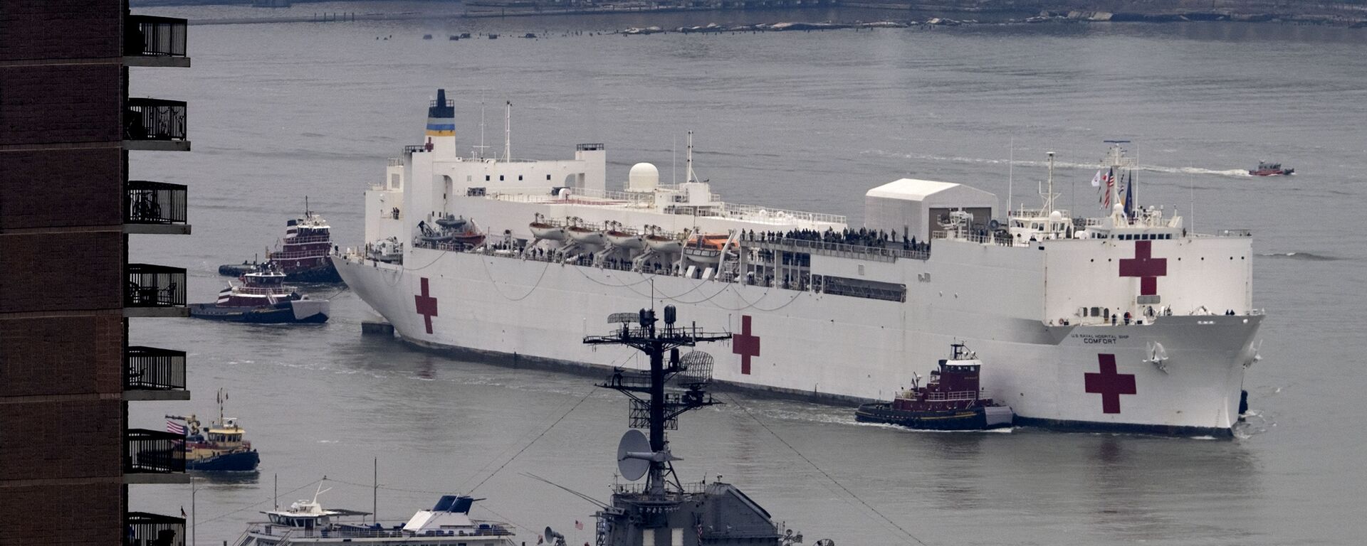 وصول مستشفى متنقل تابع للبحرية الأمريكية إلى نيويورك، لمساعدة الأطباء في مكافحة فيروس كورونا، الولايات المتحدة 30 مارس 2020 - سبوتنيك عربي, 1920, 18.11.2022