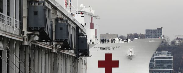 وصول مستشفى متنقل تابع للبحرية الأمريكية إلى نيويورك، لمساعدة الأطباء في مكافحة فيروس كورونا، الولايات المتحدة 30 مارس 2020 - سبوتنيك عربي