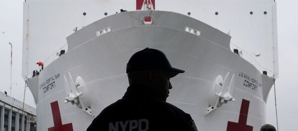 وصول مستشفى متنقل تابع للبحرية الأمريكية إلى نيويورك، لمساعدة الأطباء في مكافحة فيروس كورونا، الولايات المتحدة 30 مارس 2020 - سبوتنيك عربي