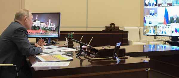 الرئيس الروسي فلاديمير بوتين يعقد اجتماعا على الإنترنت في مقر إقامته في نوفو أوجاريوفو خارج موسكو في روسيا - سبوتنيك عربي