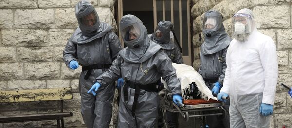 أعضاء منظمة حفيرا قاديشا التي تعد جثث اليهود المتوفين للدفن وفقًا للتقاليد اليهودية يأخذون جثة شخص مات بسبب فيروس كورونا في القدس - سبوتنيك عربي