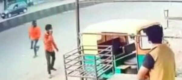 الشرطة الهندية تضرب المواطن الخطأ بعد أن فر منتهك الحظر بجلده - سبوتنيك عربي