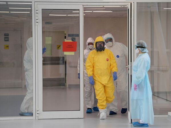 الرئيس فلاديمير بوتين يزور مستشفى كوموناركا، المخصص لاستقبال المصابين بـكورونا، موسكو، 24 مارس 2020 - سبوتنيك عربي