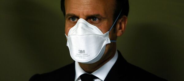 الرئيس الفرنسي إيمانويل ماكرون يرتدي قناع واقي خلال زيارته للمستشفى الميداني العسكري خارج مستشفى إميل مولر في مولهاوس، شرق فرنسا 25 مارس 2020، خلال إغلاق مشدد في فرنسا لوقف انتشار مرض الفيروس التاجي (COVID-19) . - سبوتنيك عربي