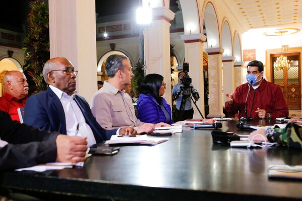 الرئيس الفنزويلي نيكولاس مادورو يرتدي القناع الطبي الواقي أثناء حديثه في اجتماع بقصر ميرافلوريس في كاراكاس، فنزويلا  13 مارس 2020 - سبوتنيك عربي