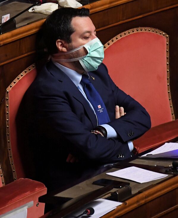 زعيم حزب الاتحاد اليميني المتطرف، ماتيو سالفيني، يرتدي القناع الواقي، بينما يخاطب رئيس الوزراء الإيطالي جوزيبي كونتي، مجلس الشيوخ ، بشأن انتشار مرض فيروس كورونا (COVID-19) ، في روما، إيطاليا 26 مارس 2020 - سبوتنيك عربي