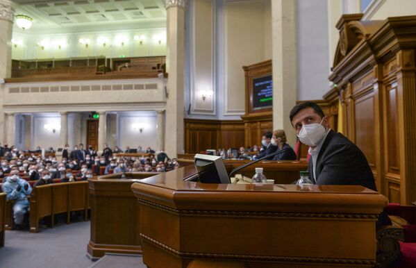 الرئيس الأوكراني فولوديمير زيلينسكي، مرتديًا قناعًا واقيًا يحضر جلسة طارئة للبرلمان في كييف، أوكرانيا، 30 مارس 2020 - سبوتنيك عربي