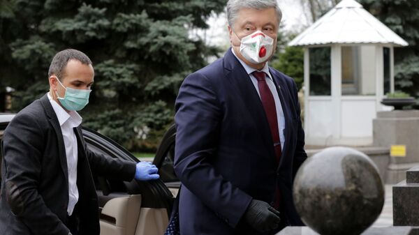 الرئيس الأوكراني السابق، زعيم حزب التضامن الأوروبي بترو بوروشينكو، قبل الاجتماع الاستثنائي لبرلمان أوكرانيا في كييف  30 مارس 2020 - سبوتنيك عربي