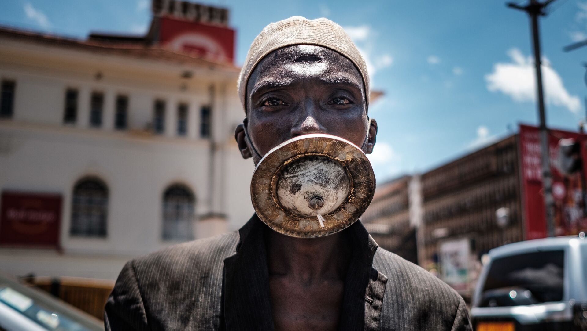 رجل يرتدي قناعًا من صنعه في كمبالا، أوغندا 1 أبريل 2020 رجل يرتدي قناعًا من صنعه في كمبالا، أوغندا 1 أبريل 2020 - سبوتنيك عربي, 1920, 23.06.2021