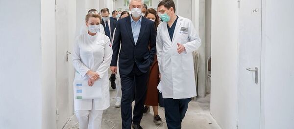 عمدة موسكو سيرغي سوبيانين أثناء زيارته للقسم الطبي رقم 6 في مستشفى المدينة السريري إس. إ. سباسوكوكوتسكوغو في شمال موسكو. ومن المخطط افتتاح هذا القسم لاستقبال مرضى Covid-19 والمصابين بفيروس كورونا في 13 أبريل. - سبوتنيك عربي