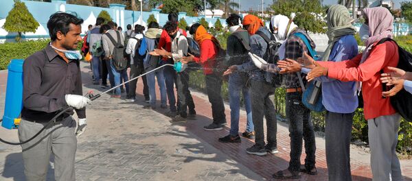 تطهير العمال المهاجرين في الهند 30 مارس 2020 تطهير العمال المهاجرين في الهند 30 مارس 2020 - سبوتنيك عربي