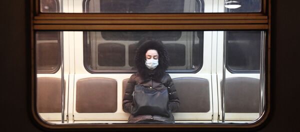 فتاة في قطار مترو خلال فترة العزل الذاتي في عموم موسكو، 31 مارس 2020 فتاة في قطار مترو خلال فترة العزل الذاتي في عموم موسكو، 31 مارس 2020 - سبوتنيك عربي