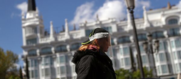 امرأة ترتدي قناعا واقيا وتسير في شوارع مدريد - سبوتنيك عربي