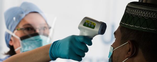 فني يتحقق من درجة حرارة الرجل قبل إجراء اختبار جديد للكشف عن فيروس كورونا في منشأة اختبار القيادة في أبو ظبي فني يتحقق من درجة حرارة الرجل قبل إجراء اختبار جديد للكشف عن فيروس كورونا في منشأة اختبار القيادة في أبو ظبي - سبوتنيك عربي