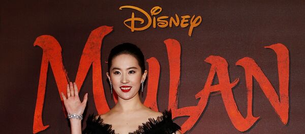 الممثلة يفي ليو بطلة فيلم مولان خلال حضورها العرض الأوروبي الأول له في لندن، بريطانيا، 12 مارس/ آذار 2020 - سبوتنيك عربي