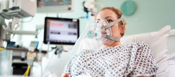 جهاز تنفس يعمل بتقنية ضغط الهواء المستمر الذي تطوره كلية لندن الجامعية بالتعاون مع شركة مرسيدس - سبوتنيك عربي