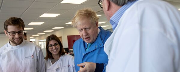 رئيس وزراء بريطانيا بوريس جونسون في معمل تحاليل لإجراء اختبارات بشأن إصابته بفيروس كورونا المستجد  - سبوتنيك عربي