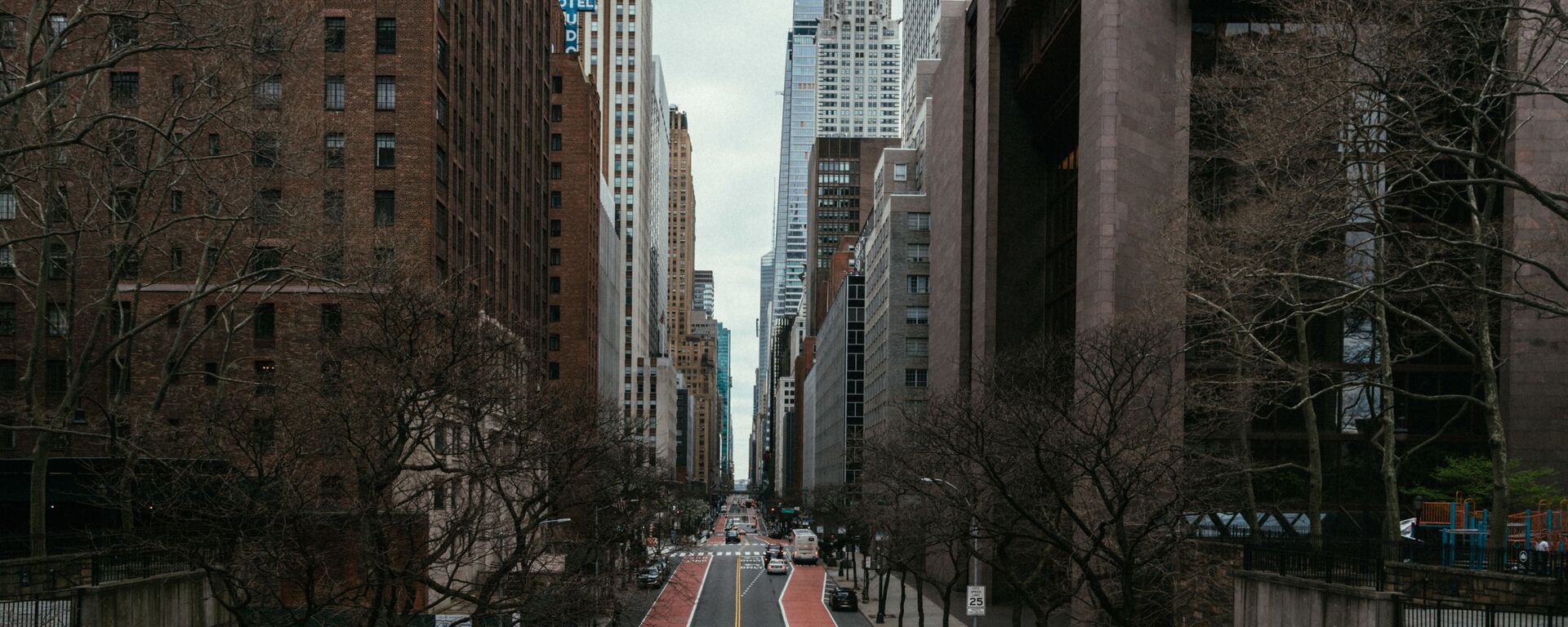 شوارع مدينة نيويورك الخالية أثناء وضع حالة الطوارئ على خلفية تفشي كورونا في البلاد، 31 مارس 2020 - سبوتنيك عربي, 1920, 20.09.2025