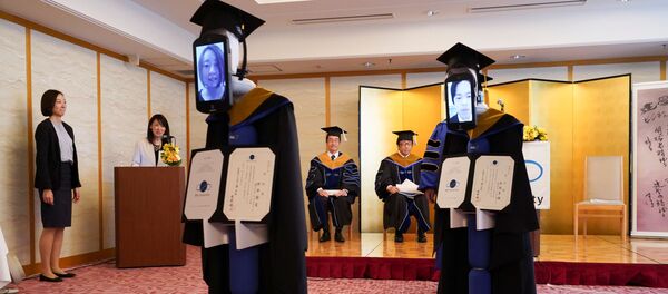 التعليم والتخرج عن بعد في ظل انتشار فيروس كورونا، اليابان أبريل 2020 - سبوتنيك عربي