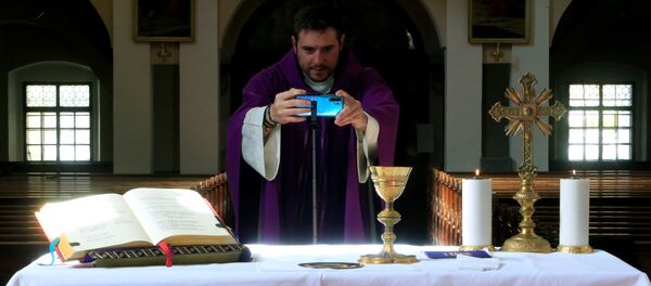 صلاة الكنائس عن بعد، على خلفية انتشار فيروس كورونا في إسبانيا، مارس 2020 - سبوتنيك عربي