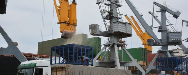 بدء تفريغ 25 ألف طن قمح أهدتها روسيا للشعب السوري بدء تفريغ 25 ألف طن قمح أهدتها روسيا للشعب السوري - سبوتنيك عربي