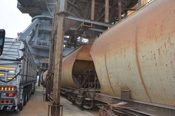 بدء تفريغ 25 ألف طن قمح أهدتها روسيا للشعب السوري... فيديو - سبوتنيك عربي