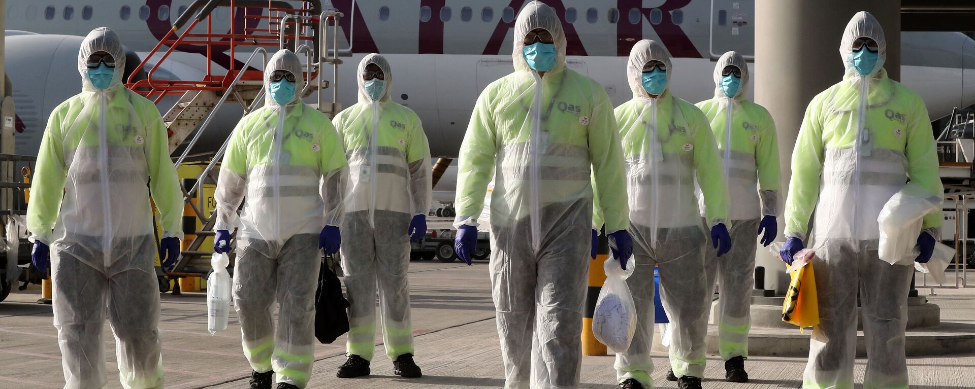 موظفو شركة قطر لخدمات الطيران يرتدون ملابس واقية كإجراء سلامة أثناء فيروس كورونا - سبوتنيك عربي, 1920, 30.12.2021