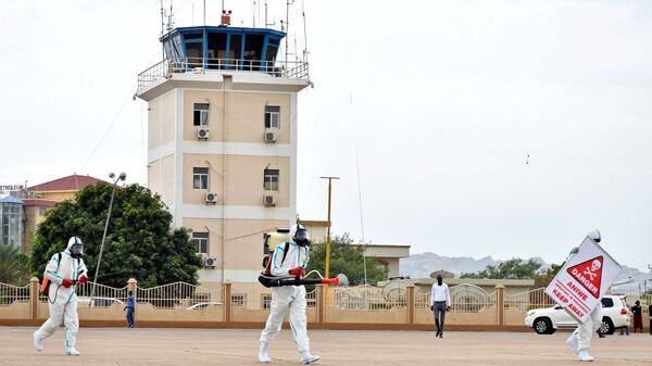 عملية تطهير وتعقيم مطار جوبا الدولي جنوب السودان كورونا - سبوتنيك عربي