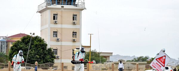 عملية تطهير وتعقيم مطار جوبا الدولي جنوب السودان كورونا - سبوتنيك عربي