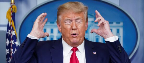 الرئيس الأمريكي دونالد ترامب يعلق على نقل رئيس وزراء بريطانيا بوريس جونسون إلى العناية المركزة 7 أبريل / نيسان 2020 - سبوتنيك عربي