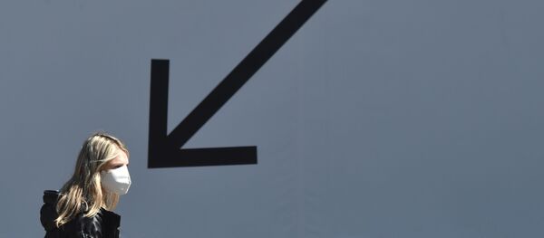 امرأة ترتدي قناع واقي تسير على خلفية جدارية في كييف، أوكرانيا 6 أبريل 2020 امرأة ترتدي قناع واقي تسير على خلفية جدارية في كييف، أوكرانيا 6 أبريل 2020 - سبوتنيك عربي