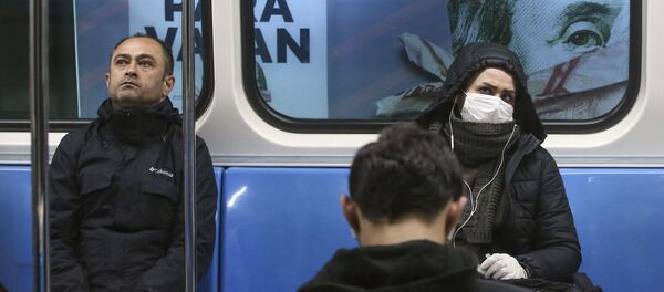 Пассажиры метро в масках в Стамбуле ركاب في مترو، بعضهم يرتدون أقنعة واقية، خلفهم لوحة إعلانات لكتاب يظهر على غلافه صورة للرئيس الأمريكي بنجامين فرانكلين على ورقة نقدية فئة 100 دولار أمريكي، وسط اسطنبول، تركيا  25 مارس 2020 - سبوتنيك عربي