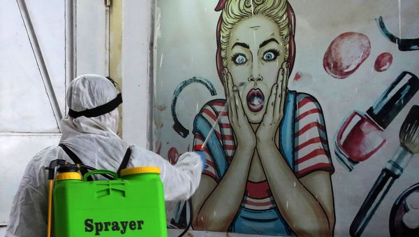 متطوع يقوم بتطهير متجر في حي البياع ببغداد، يوم 21 مارس 2020 ، كإجراء وقائي ضد انتشار الفيروس التاجي كوفيد-19، العراق متطوع يقوم بتطهير متجر في حي البياع ببغداد، يوم 21 مارس 2020 ، كإجراء وقائي ضد انتشار الفيروس التاجي كوفيد-19، العراق - سبوتنيك عربي
