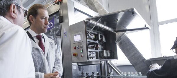 وزير الصناعة والتجارة الروسي دينيس مانتوروف يزور مصنع تصنيع المطهر اليدوي في Sanitelle في موسكو - سبوتنيك عربي