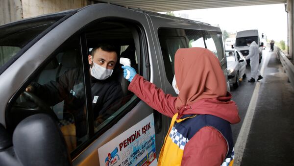 طبيبة تفحص درجة حرارة سائق على طريق سريع بالقرب من اسطنبول بعد أن قررت الحكومة إغلاق حدود 31 مدينة لجميع المركبات باستثناء المرور العابر للإمدادات الأساسية حيث يستمر انتشار فيروس كورونا - سبوتنيك عربي