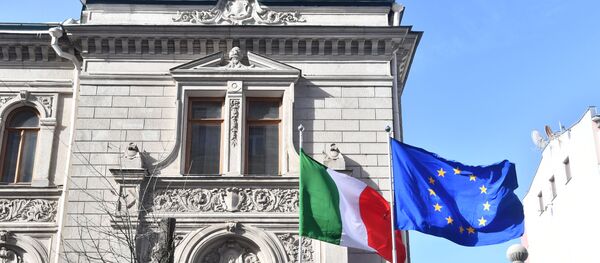 العلم الإيطالي يرفرف منكسا إلى نصف الصاري لتكريم القتلى في البلاد بسبب مرض فيروس كورونا أمام مبنى السفارة الإيطالية في موسكو في روسيا - سبوتنيك عربي