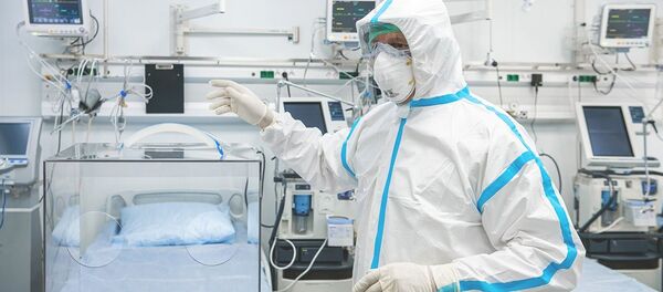 Врач в костюме биозащиты в палате перепрофилированного корпуса центра им М.И. Сеченова  - سبوتنيك عربي