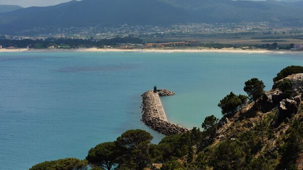 منظر للرصيف والمنارة من قلعة جنوة في طبرقة، شمال تونس - سبوتنيك عربي