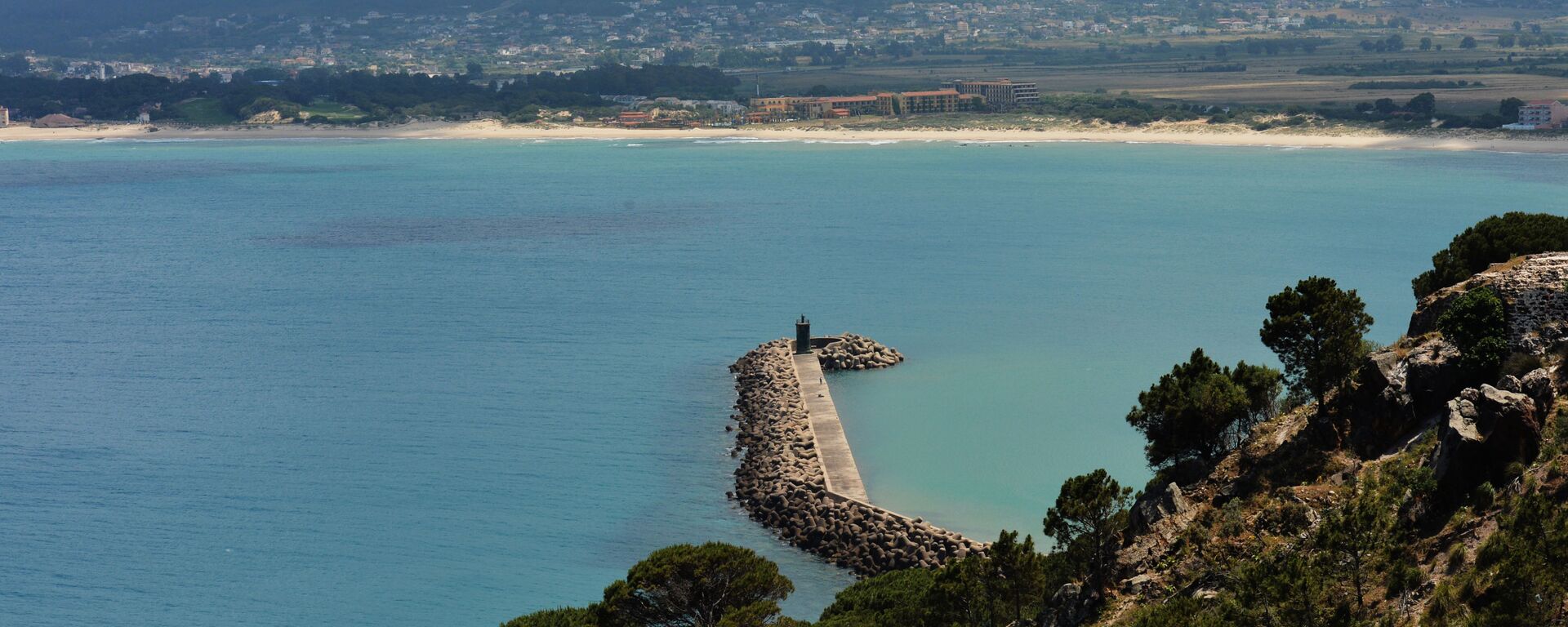 منظر للرصيف والمنارة من قلعة جنوة في طبرقة، شمال تونس - سبوتنيك عربي, 1920, 06.04.2021