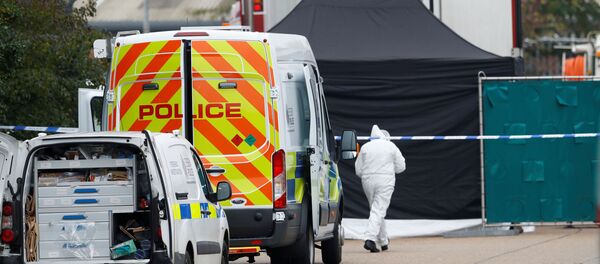 الشرطة في مكان الحادث حيث تم العثور على جثث في حاوية شاحنة في جرايز إسيكس في بريطانيا - سبوتنيك عربي