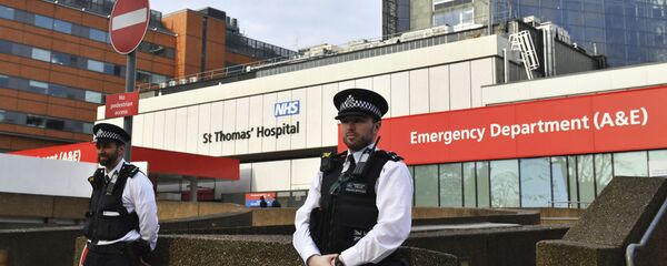 ضباط الشرطة يقفون خارج مستشفى سانت توماس في وسط لندن حيث لا يزال رئيس الوزراء بوريس جونسون في العناية المركزة - سبوتنيك عربي