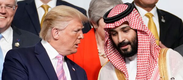 الرئيس الأمريكي دونالد ترامب يتحدث مع ولي العهد السعودي الأمير محمد بن سلمان خلال جلسة تصوير مع قادة وحضور آخرين في قمة قادة مجموعة العشرين في أوساكا في اليابان - سبوتنيك عربي