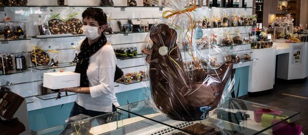 التحضيرات للاحتفال بعيد الفصح في لانديفيسيو، صانعة الشوكولاتة ديديه جيرار في محل للشوكولا في فورل، على الرغم من انتشار فيروس كورونا في فرنسا 7 أبريل 2020 - سبوتنيك عربي