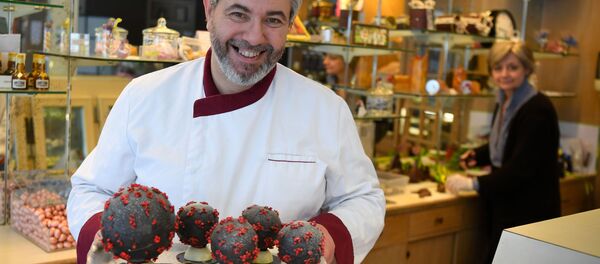 التحضيرات للاحتفال بعيد الفصح في لانديفيسيو، صانع الشوكولاتة جان فرانسوا بري يُيظهر بيض عيد الفصح على شكل الفيروس الجديد كورونا، على الرغم من انتشار فيروس كورونا في فرنسا 7 أبريل 2020 - سبوتنيك عربي