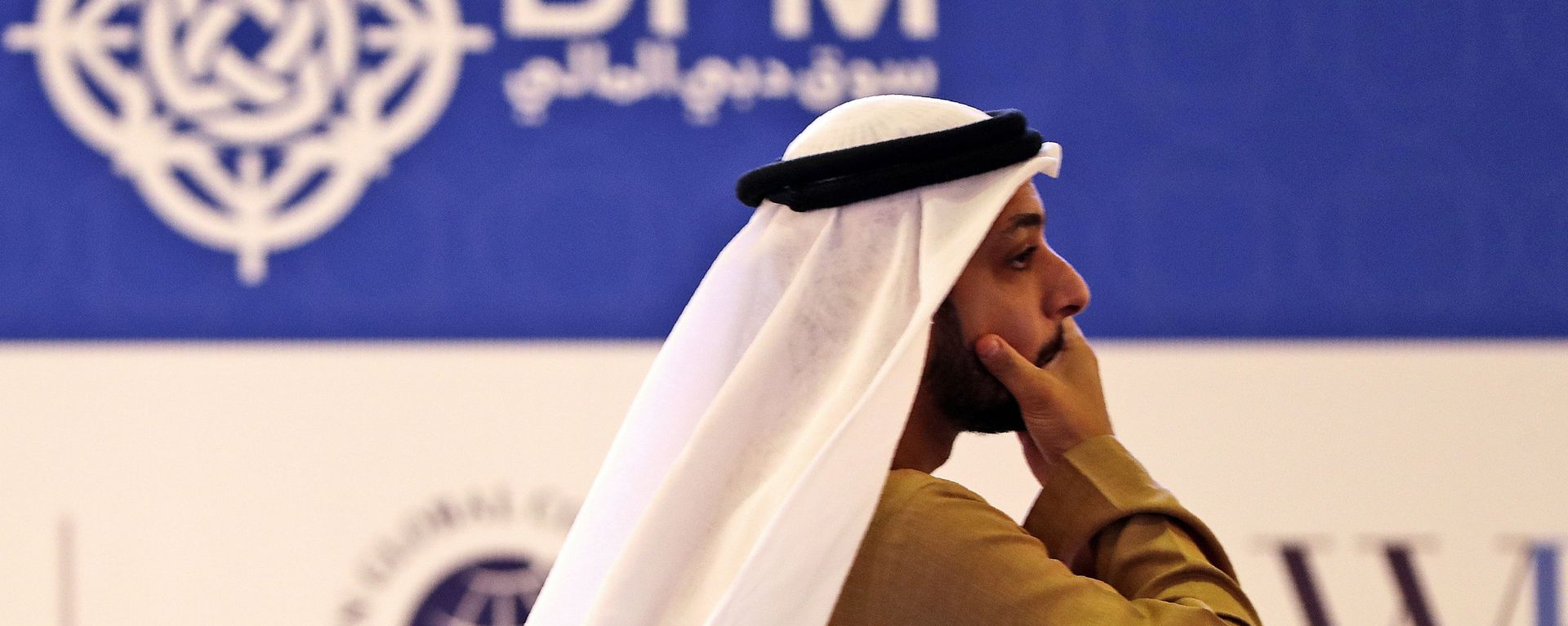 رد فعل تاجر إماراتي على آخر الأخبار في سوق دبي المالي في دبي بالإمارات العربية المتحدة - سبوتنيك عربي, 1920, 08.12.2021