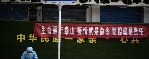 يستخدم رجل يرتدي بدلة حماية في ووهان بمقاطعة هوبي وسط الصين يستخدم رجل يرتدي بدلة حماية في ووهان بمقاطعة هوبي وسط الصين - سبوتنيك عربي